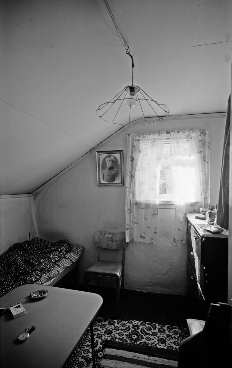 Eläkeläinen Oskari Kelanderin kodin pikkuhuone