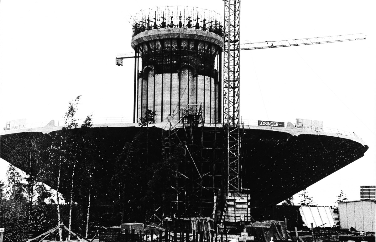 Roihuvuoren vesitornin rakentaminen kesällä 1979, vesisäiliön nostaminen alkaa