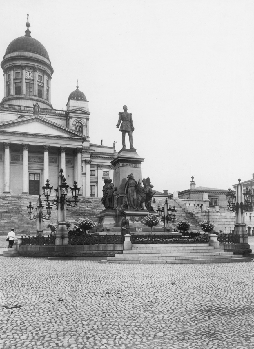 Nikolain kirkko (Tuomiokirkko) ja Aleksanteri II patsas