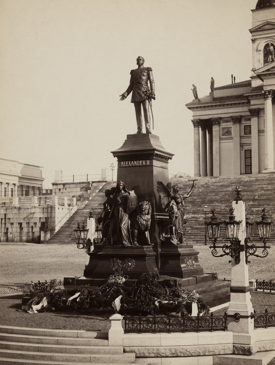 Aleksanteri II:n muistopatsas Senaatintorilla, kuvanveistäjä Walter Runeberg