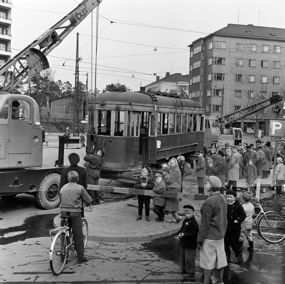 Kaatuneen raitiovaunun koria siirretään Töölöntullin kohdalla Mannerheimintien ja Tukholmankadun risteyksessä