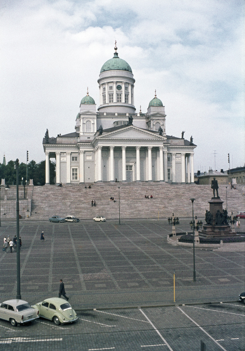 Helsingin Tuomiokirkko ja Aleksanteri II:n patsas