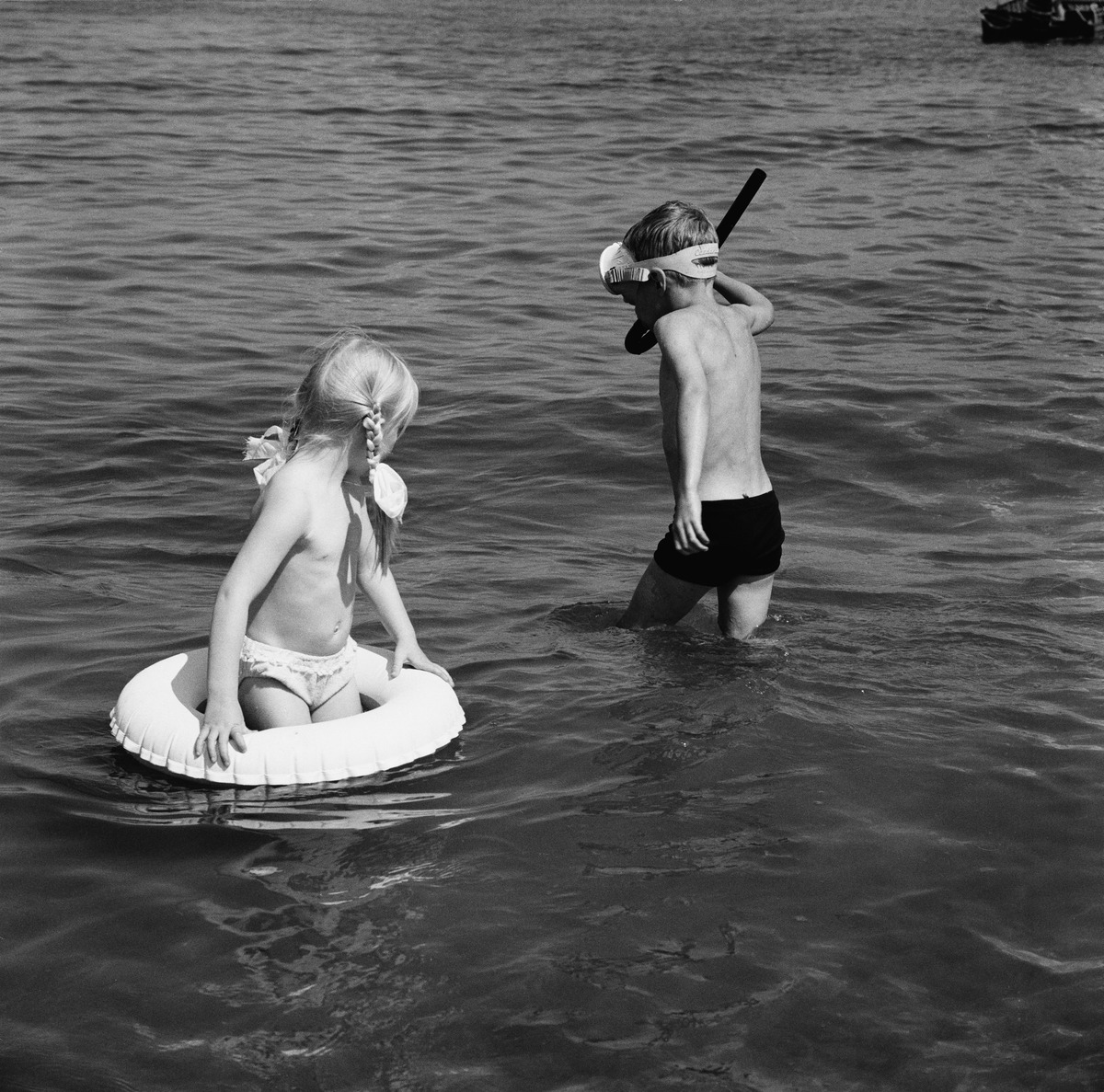 Lapsia uimassa Pihlajasaaren hiekkarannalla