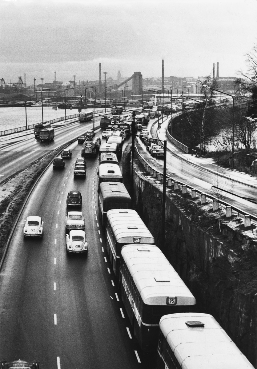 Linja-autoja aamuruuhkassa Itäväylällä Kulosaaren sillan kohdalla