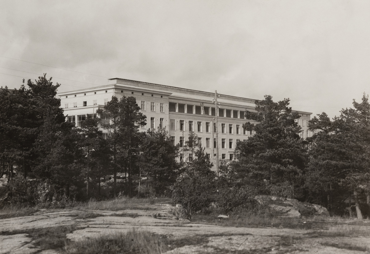 Helsingin tuberkuloosisairaalan (nykyinen Laakson sairaala) itäinen potilaspavijonki kuvattuna sairaalan puistoalueeseen kuuluneen metsikön takaa