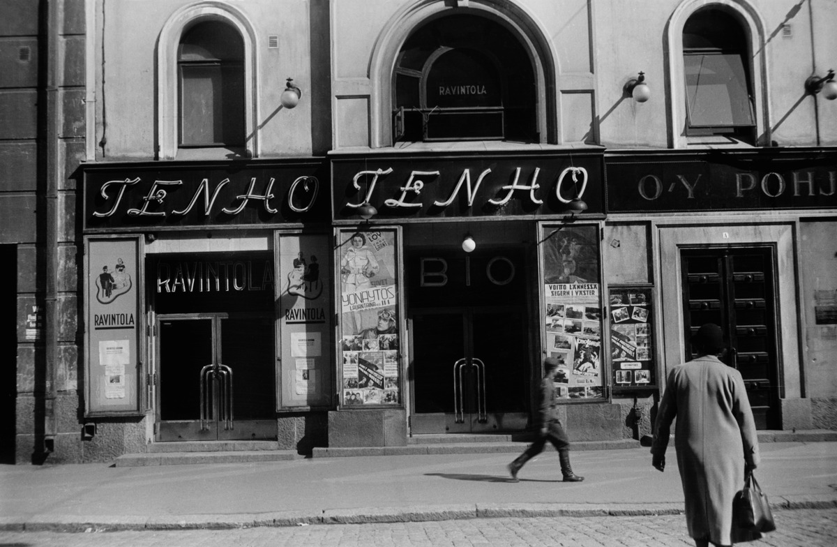 Helsinginkatu 15, Ravintola ja elokuvateatteri Tenho, seinässä elokuvajulisteita.