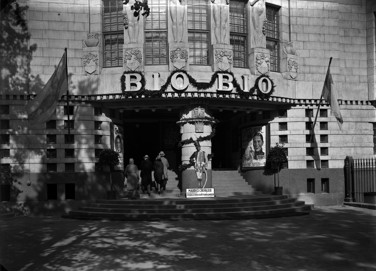 Elokuvateatteri Bio-Bio, Mannerheimintie 5. Sisäänkäynnillä mainoksia elokuvasta Prinssi-puoliso (pääosassa Maurice Chevalier).