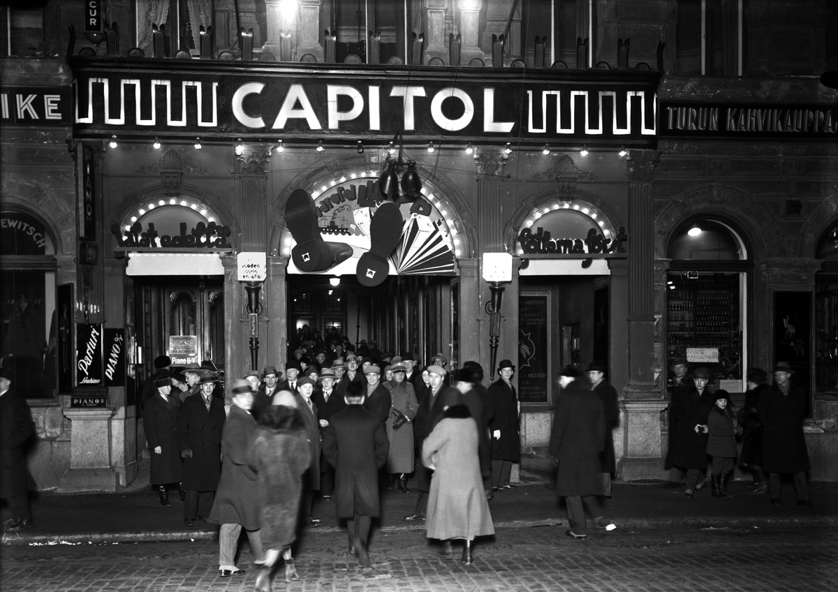 Yleisöä elokuvateatteri Capitolin edustalla, Heikinkatu 20 ( Mannerheimintie 16 ). Ohjelmassa Harold Lloyd -elokuva Jalat edellä (Feet First, 1930).