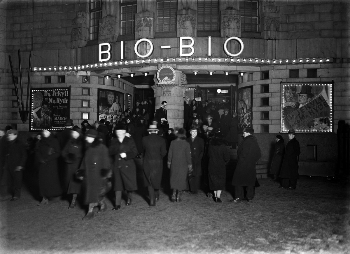 Yleisöä elokuvateatteri Bio-Bion edustalla