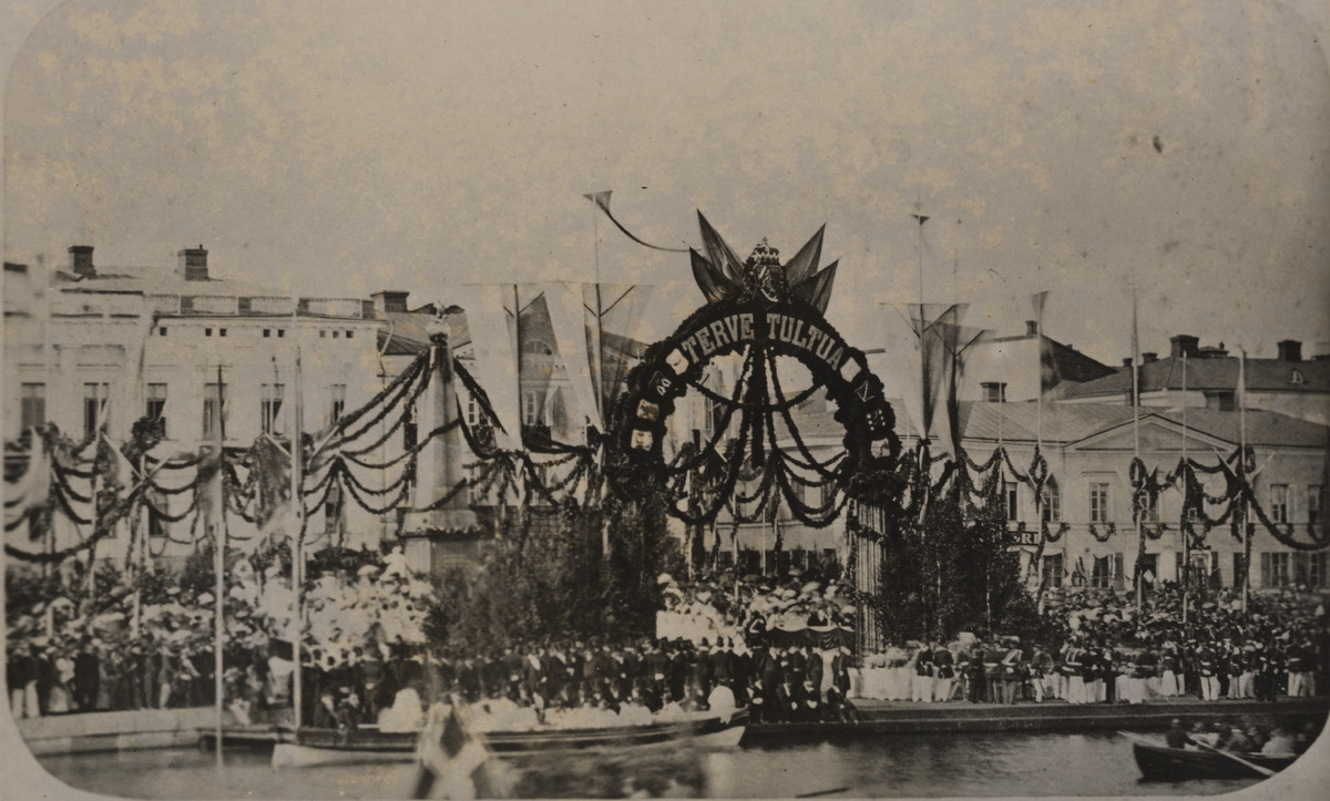 Vesiteitse 28.7.1863 saapuvan Keisari Aleksanteri II:n kunniavastaanotto Kauppatorilla, Keisariluodonlaiturilla Eteläsatamassa