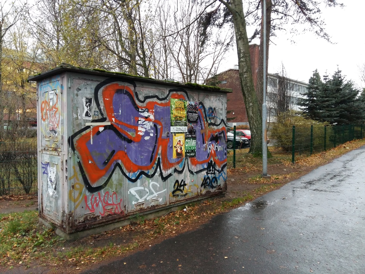 Graffitien ja mainosjulisteiden värikkäästi peittämä sähkökaappi