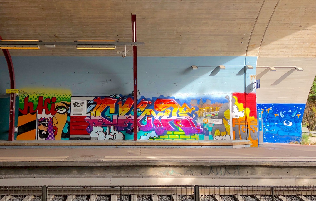 Osa Malminkartanon rautatieasemalle maalattua muraalia