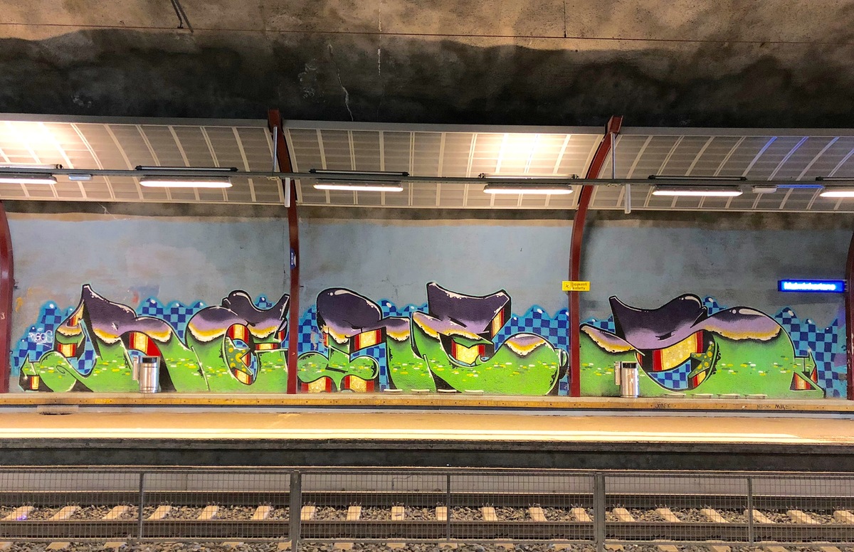 Osa Malminkartanon rautatieasemalle maalattua muraalia