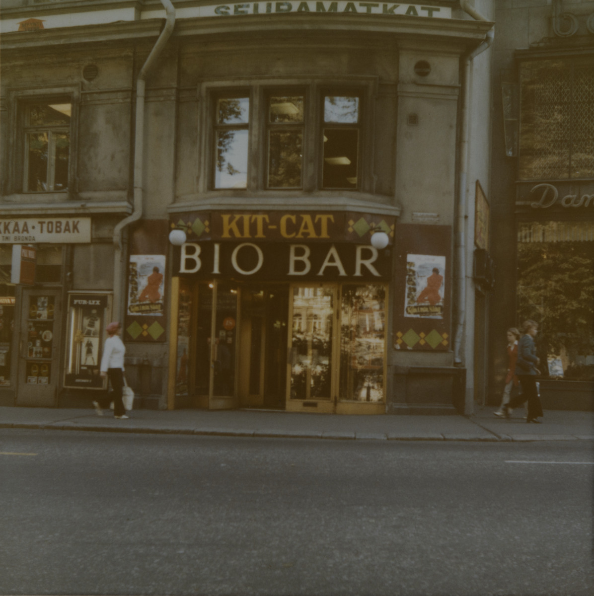 Non-stop-elokuvateatteri Kit-Catin sisäänkäynti kadulta nähtynä, Eteläesplanadi 20. Teatteri toimi tässä osoitteessa elokuusta 1934 elokuuhun 1972.