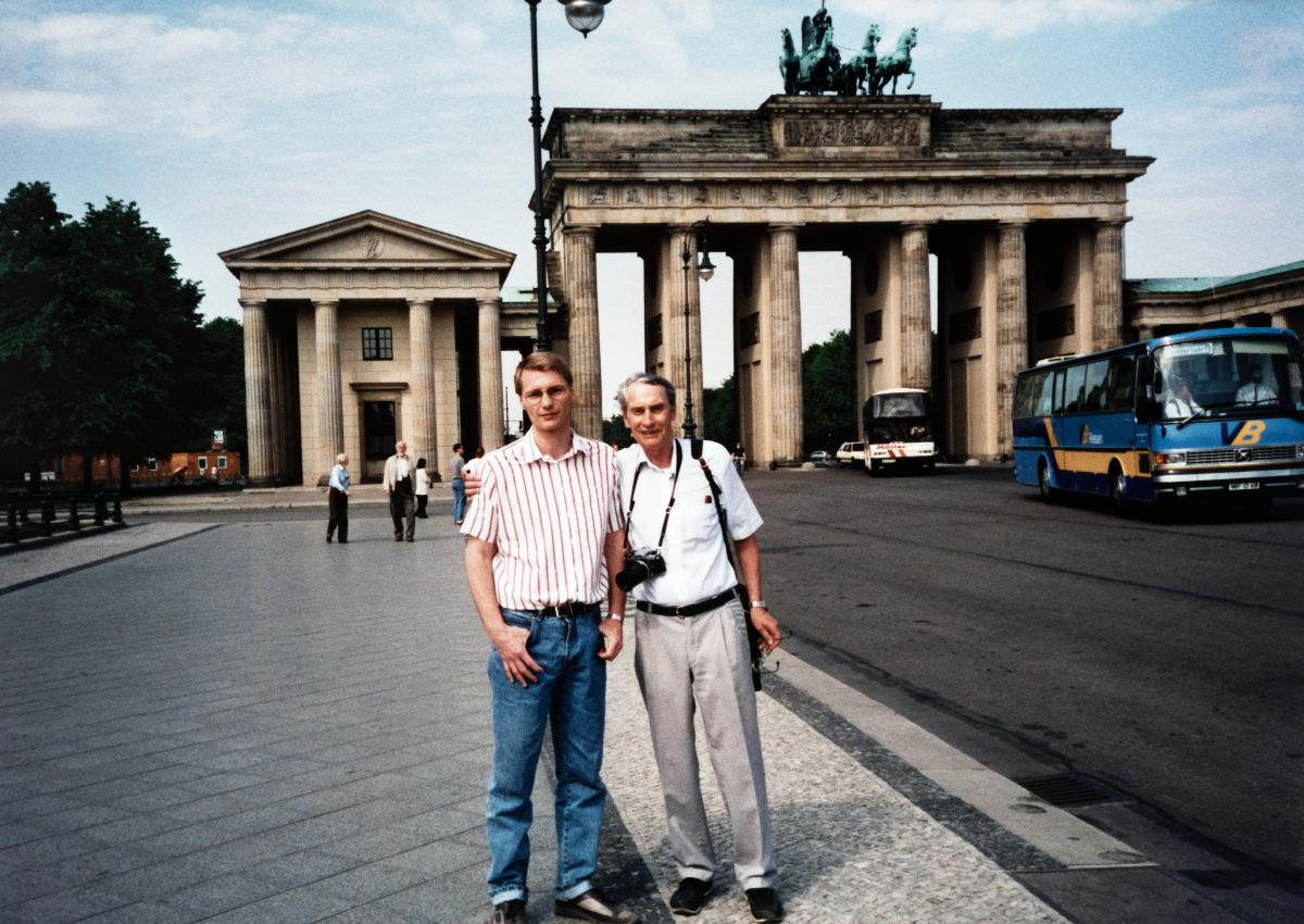 Valokuvaaja Volker von Bonin (1924-2006) poikansa Holgerin kanssa Brandenburgin portilla Berliinissä.