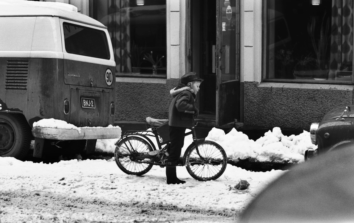 Liisankatu? Poika pienen polkupyörän kanssa autojen välissä lumisella Liisankadulla?