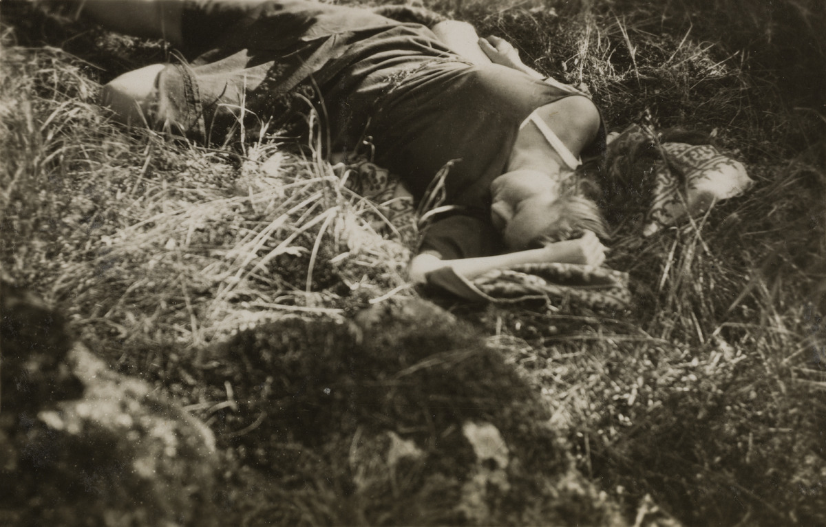 Keraamikko Friedl Holzer-Kjellberg makaamassa heinikon keskellä