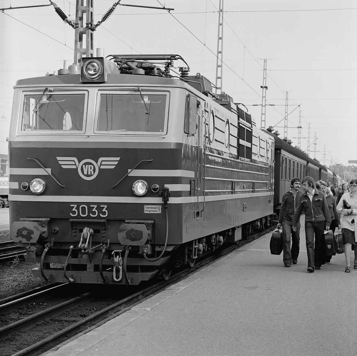 Matkustajia ja juna Helsingin rautatieasemalla