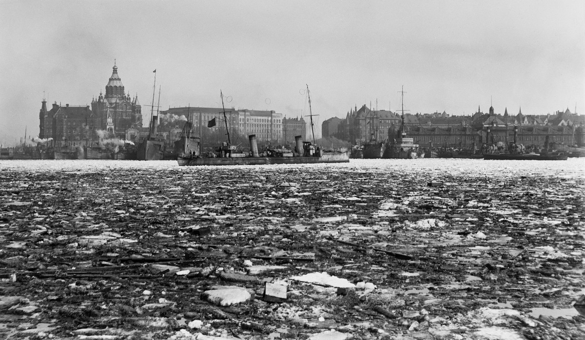 Helsingin valtaus 1918, Venäjän Itämeren laivaston sota-alus lähdössä Eteläsatamasta 10