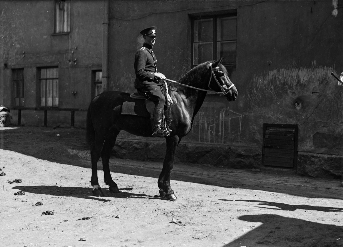 Sofiankatu 3, ratsupoliisi ratsuineen sisäpihalla, jossa poliisilaitoksen hevosilla oli talli