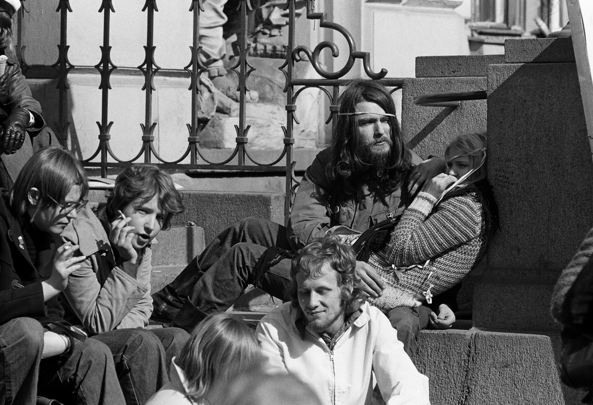 Nuorisoa istuskelemassa Vanhan ylioppilastalon portailla vappuna 1972