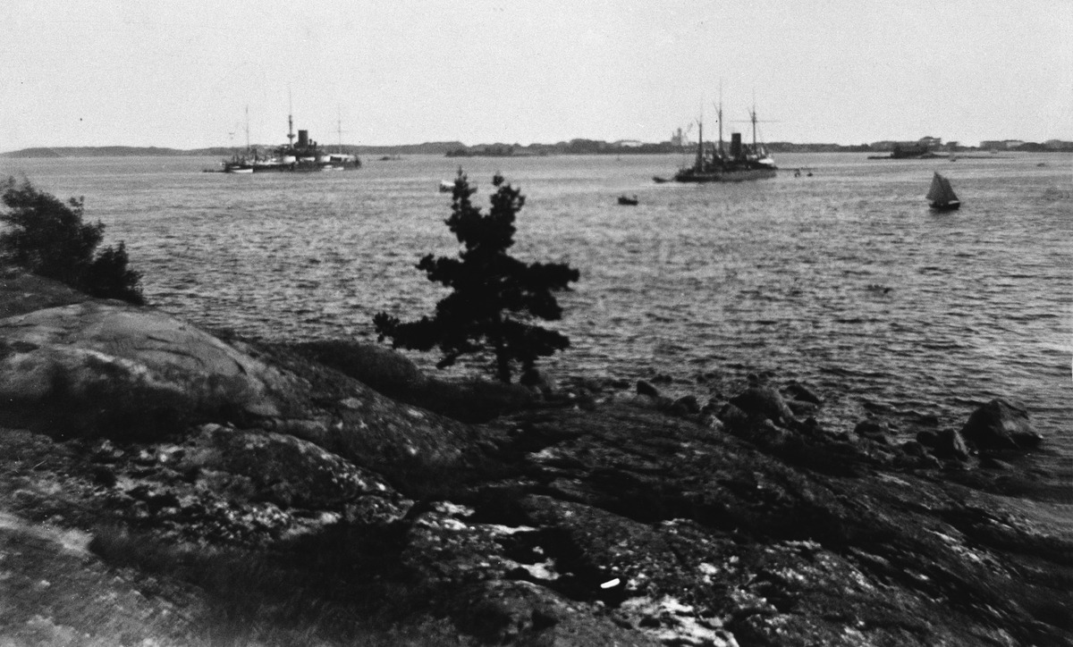 Sotalaivoja (todennäköisesti Venäjän Itämeren laivastoa) Kaivopuiston edustalla