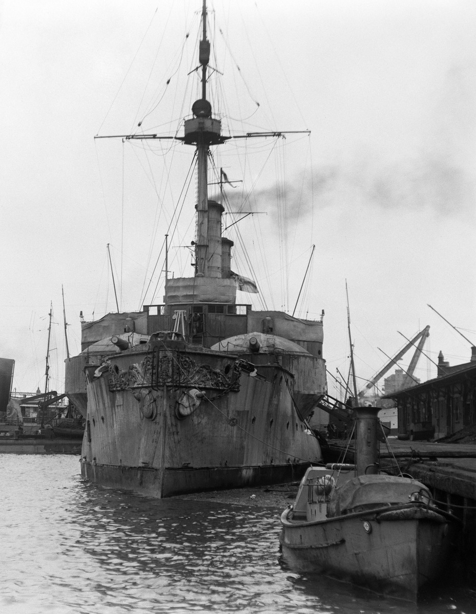 Helsingin valtaus 1918, saksalainen Siegfried-luokan rannikkopanssarilaiva SMS Beowulf  Eteläsatamassa