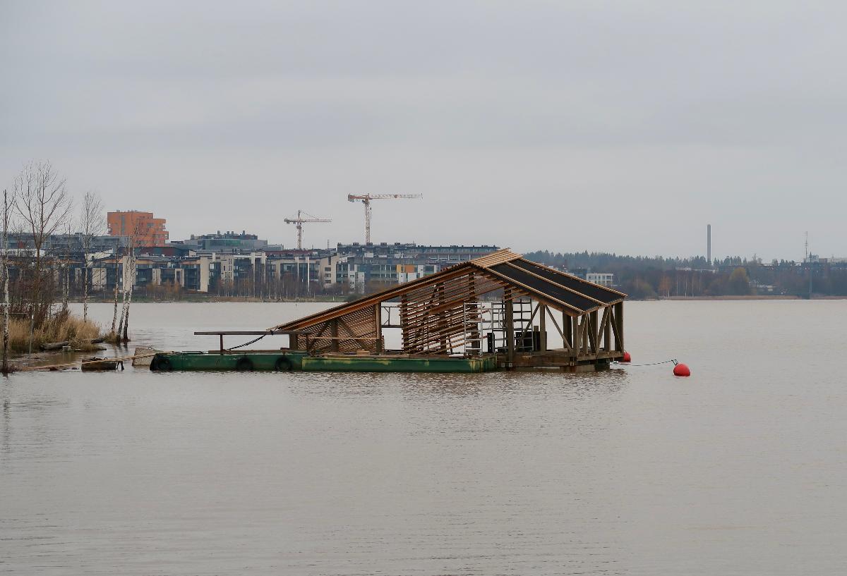 Kelluva puinen rakennelma Verkkosaaren telakan edustalla Hermanninrannassa.