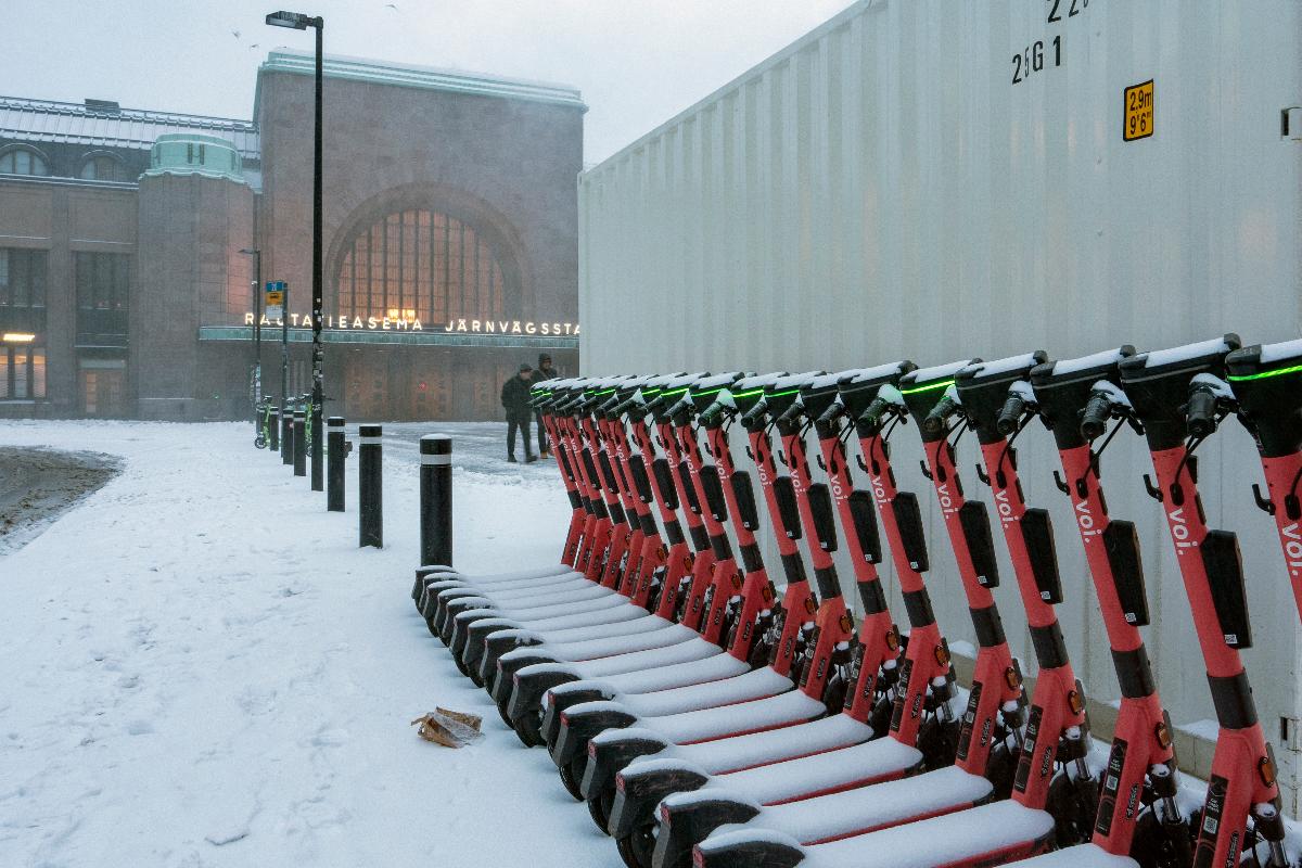 Sähköpotkulautoja rivissä talvella Asema-aukiolla.