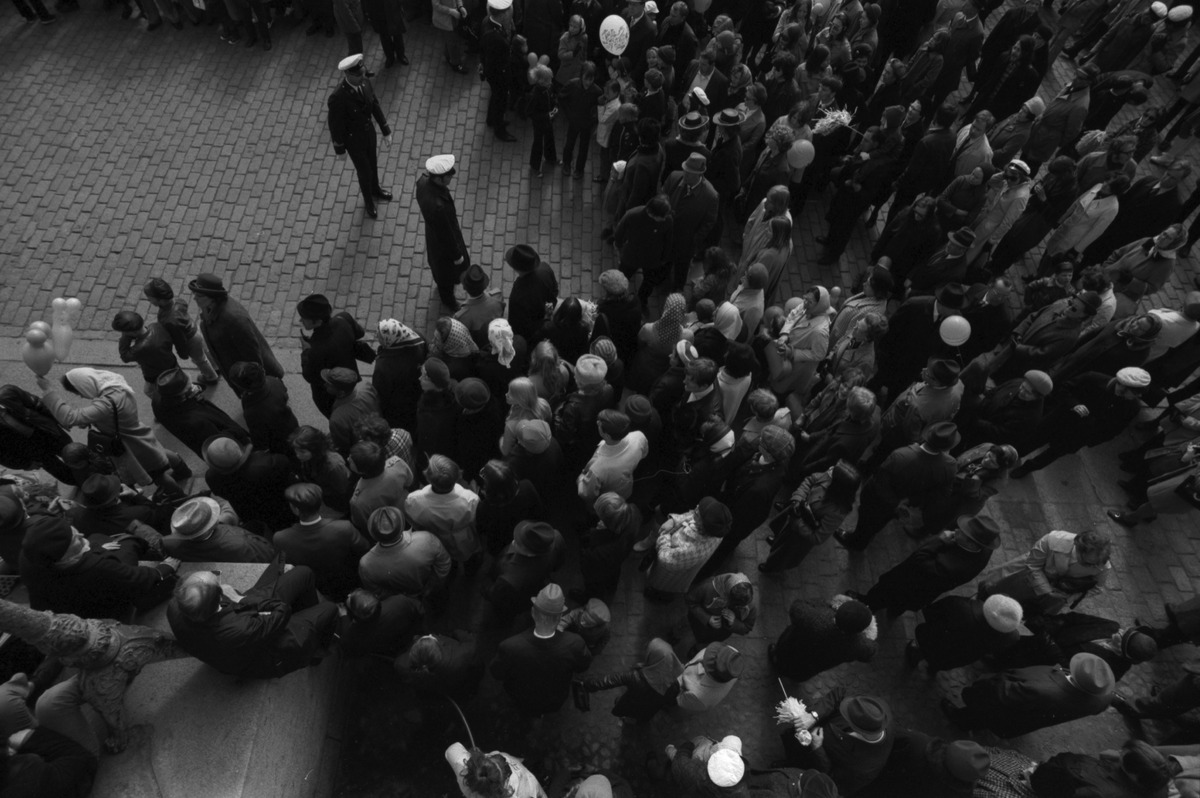 Poliiseja valvomassa ihmisiä Tuomiokirkon portaiden juurella työväen vappujuhlassa 1