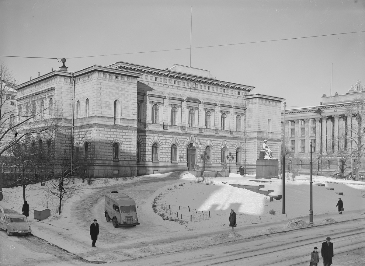 Suomen Pankin pääjulkisivu kuvattuna kaakosta viistosti Snellmaninkadun toiselta puolen