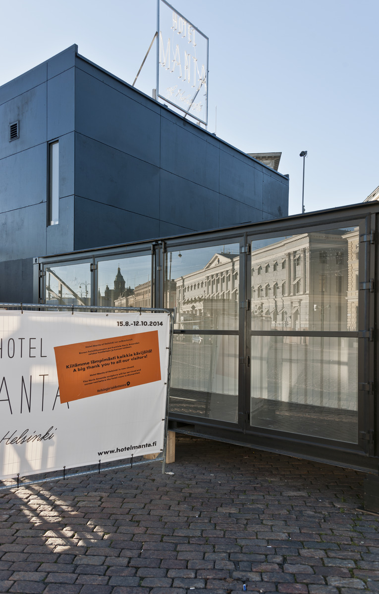 Hotel Manta of Helsinki, Tatzu Nishin taideteos, Havis Amanda veistoksen ympärillä Kauppatorilla