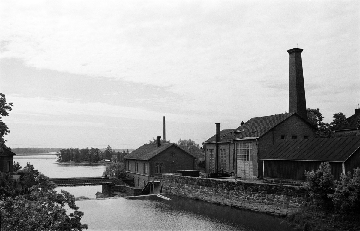 Kuva Vesilaitoksen rakennuksista Kuninkaankartanonsaarella Vantaanjoen Vanhankaupunginkoskelta