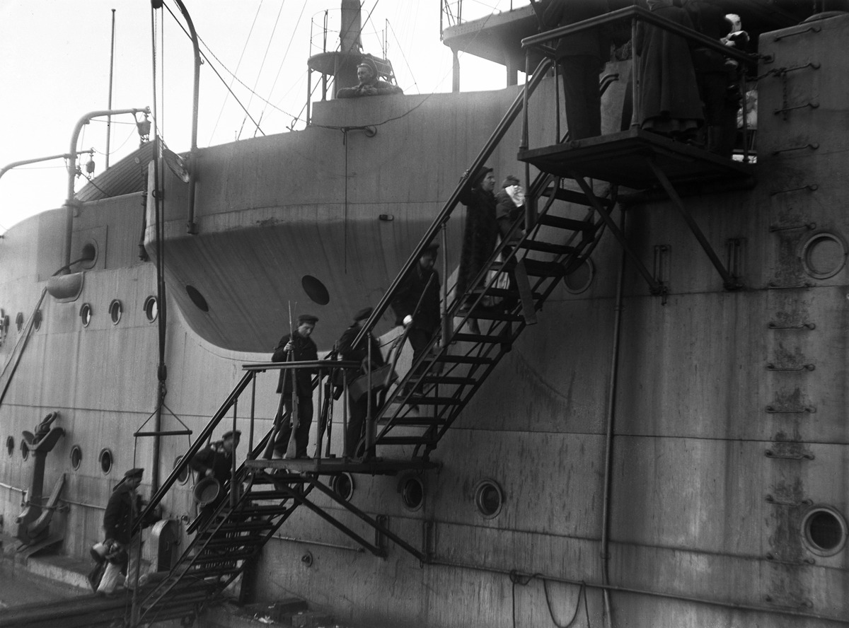 Helsingin valtaus 1918, venäläisiä merisotilaita nousemassa "Pavel Pjervyihin" Itämeren laivaston poistuessa Helsingistä 10