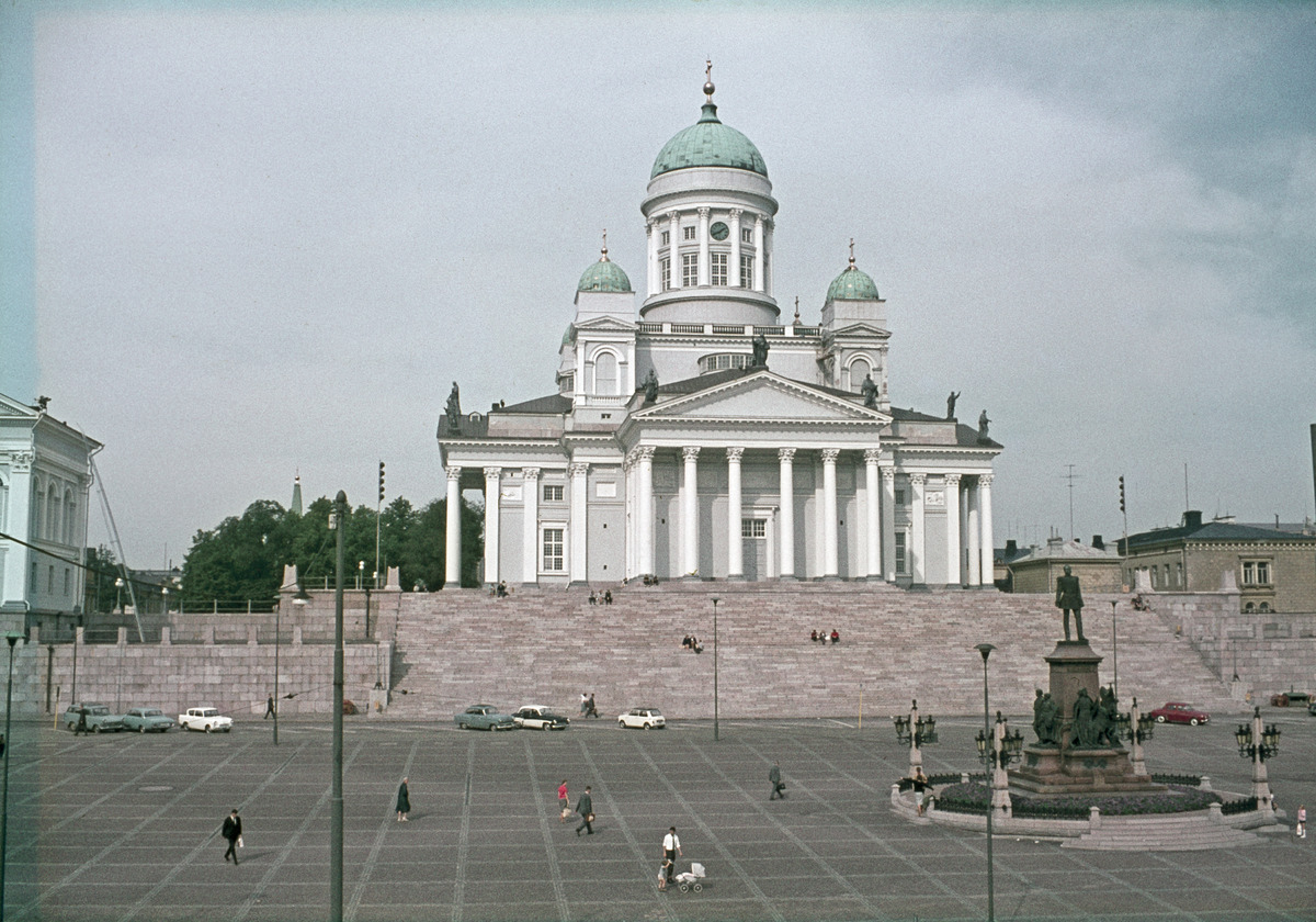 Helsingin Tuomiokirkko ja Aleksanteri II:n patsas