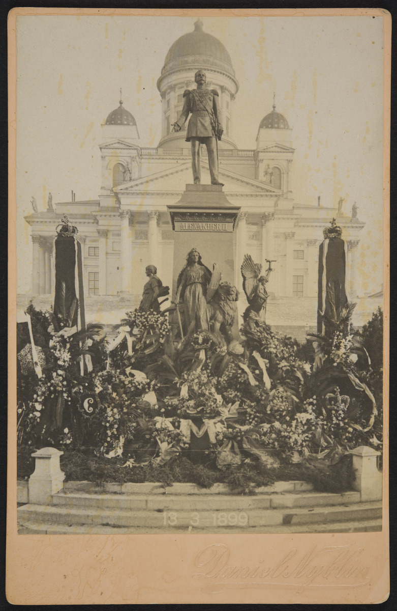 Keisari Aleksanteri II:n muistopatsas, jalusta kukitettuna Helmikuun manifestin johdosta Aleksanteri II:n kuoleman muistopäivänä (13