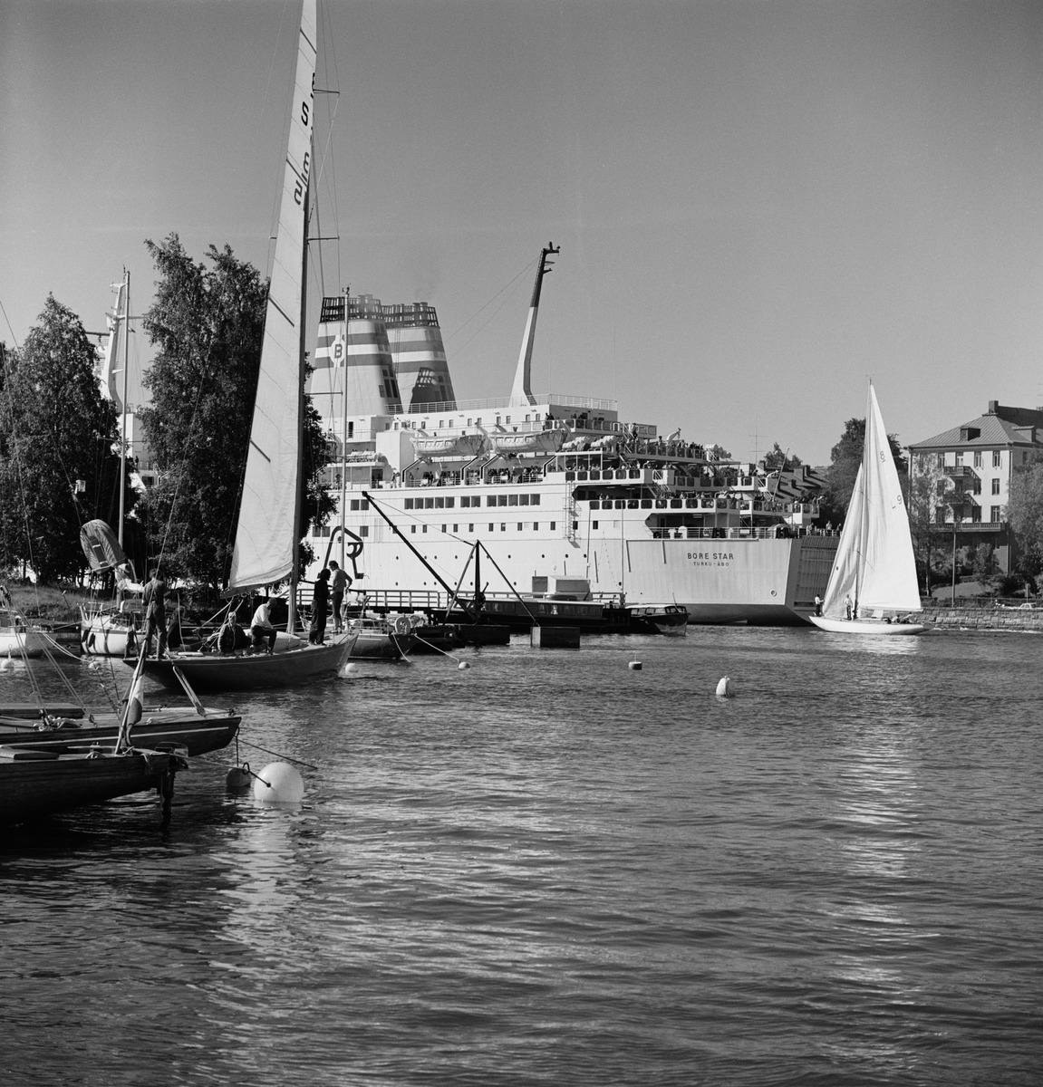 Purjeveneitä Valkosaaren venesatamassa Nyländska Jaktklubbenin (NJK)  venesatamassa