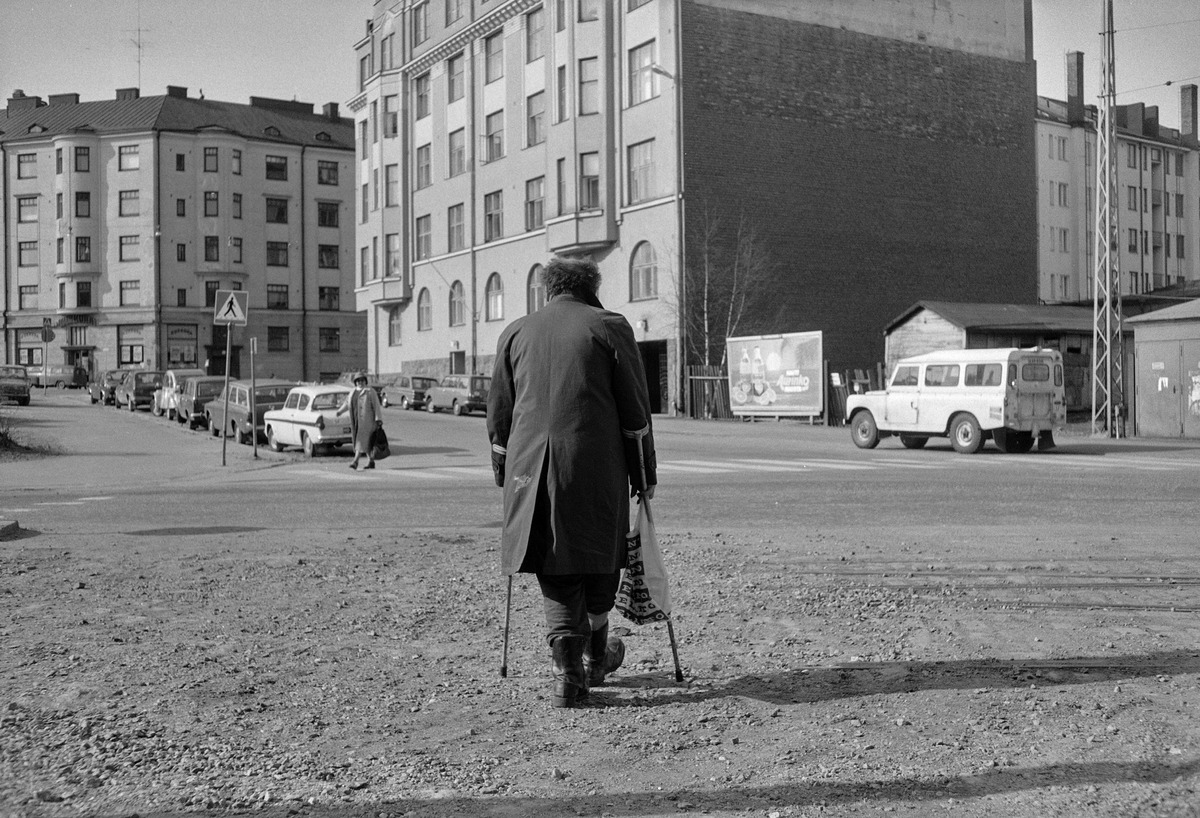 Mies kävelee yli helsingin kadun Sörnäisissä
