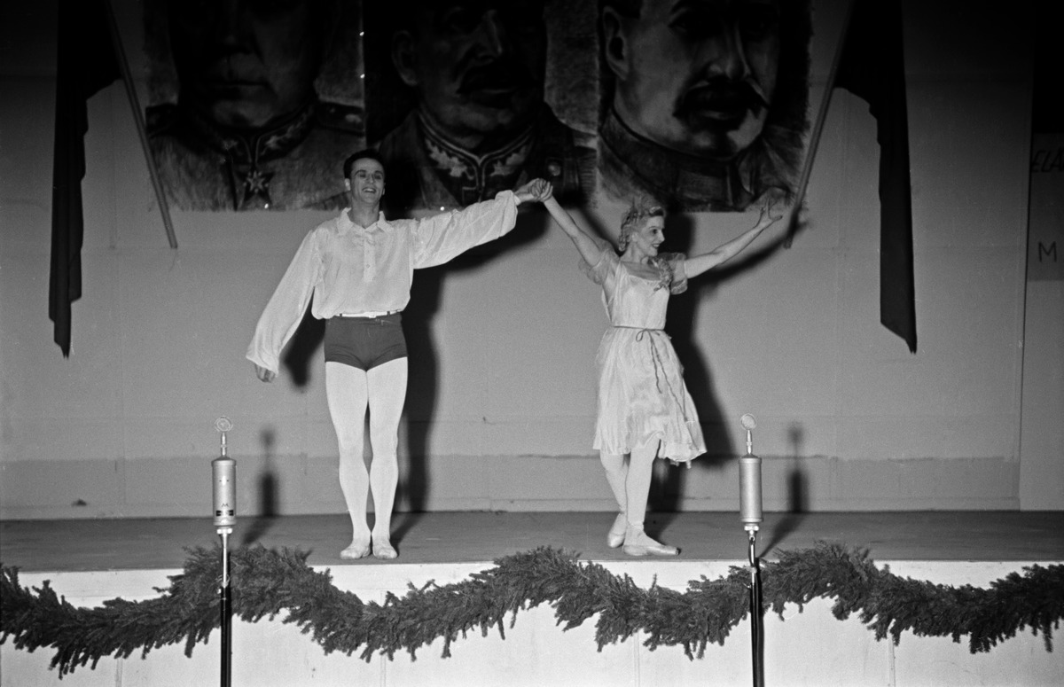 Neuvostoliittolainen kulttuuritilaisuus Messuhallissa (=Töölön kisahalli), balettitanssijoita