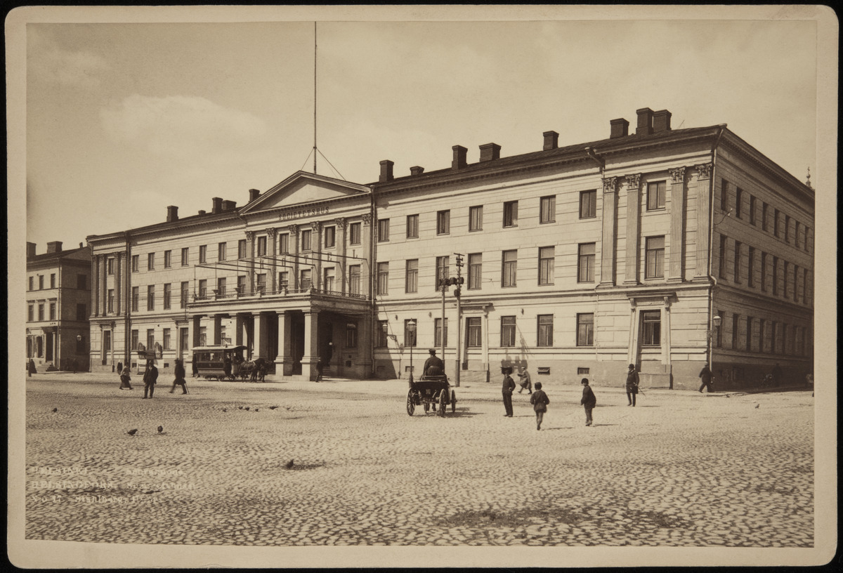 Pohjois-Esplanaadikatu (=Pohjoisesplanadi) 11 - 13 - Katariinankatu 2, Hotelli Seurahuone (Hotel Societetshus, vuodesta 1913 Helsingin kaupungintalo) Kauppatorilta nähtynä