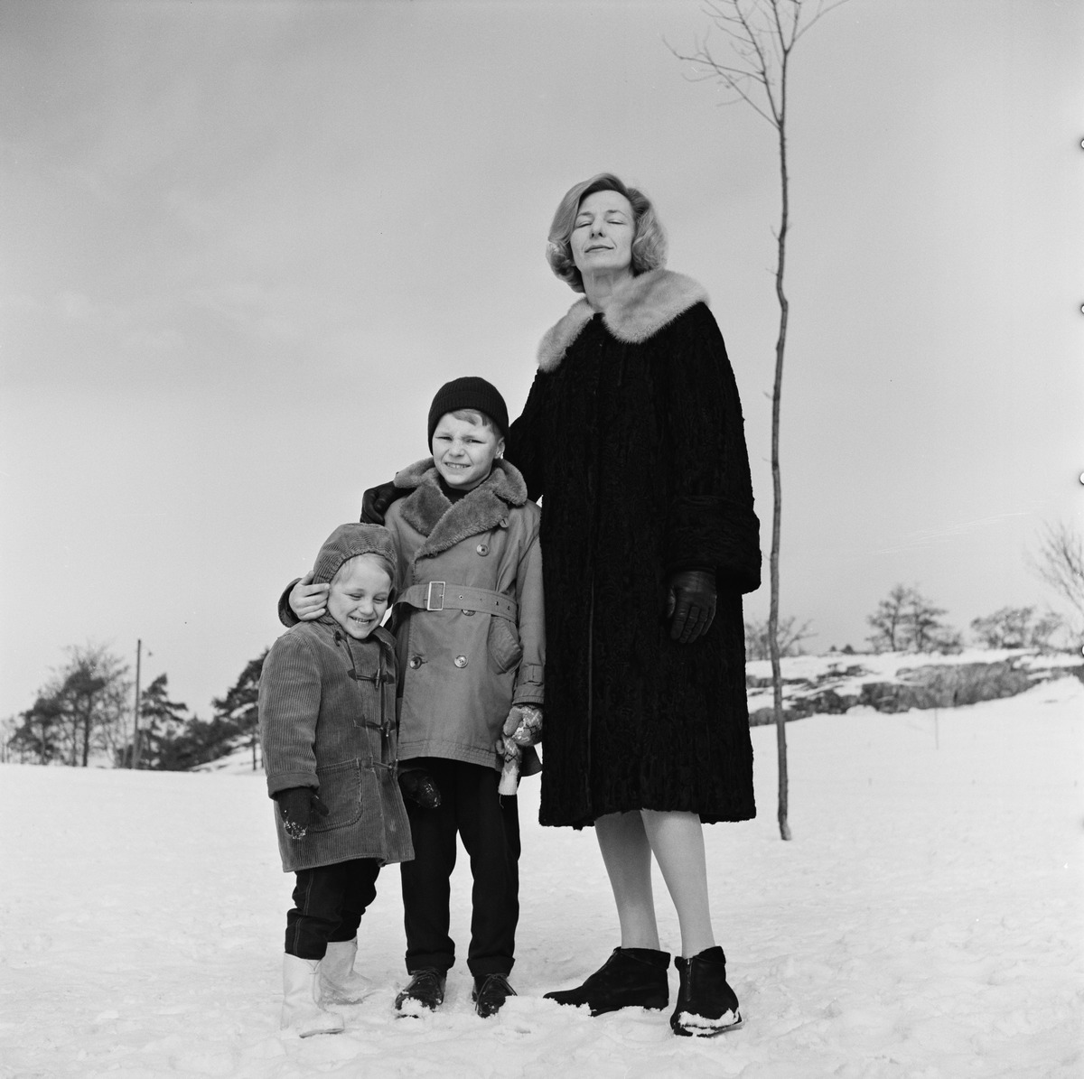 Valokuvaaja Volker von Boninin perhe ulkoilemassa talvella Kaivopuistossa