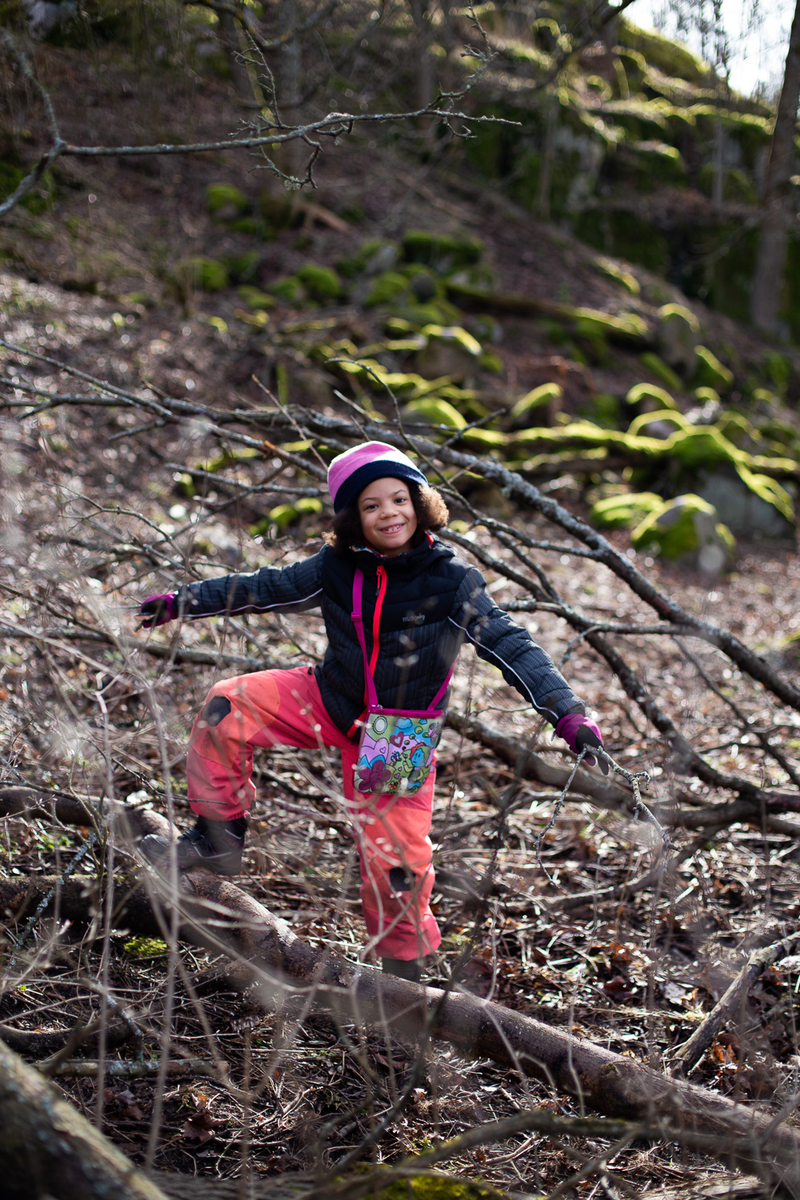 Munkkivuori, tyttö leikkimässä keväisessä metsässä