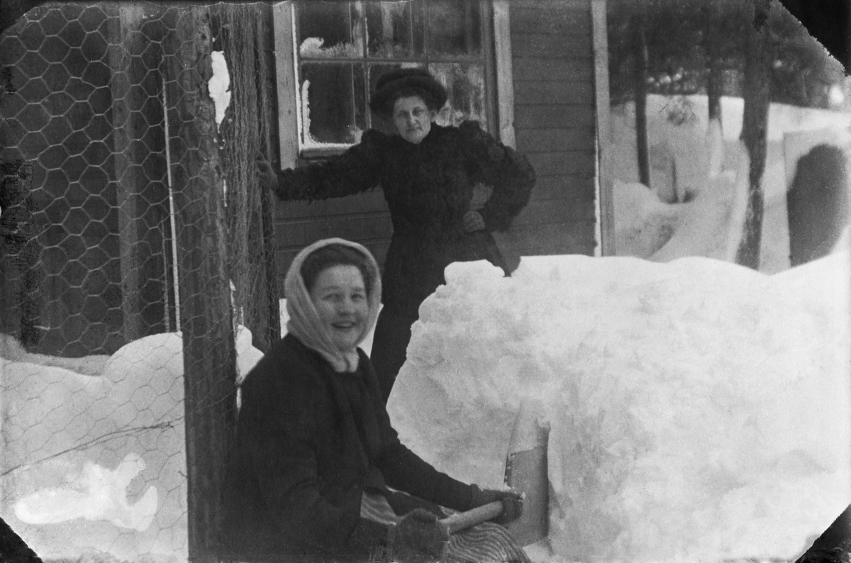 Linda Ekholm ja Hanna Rönnberg lumitöissä pihalla