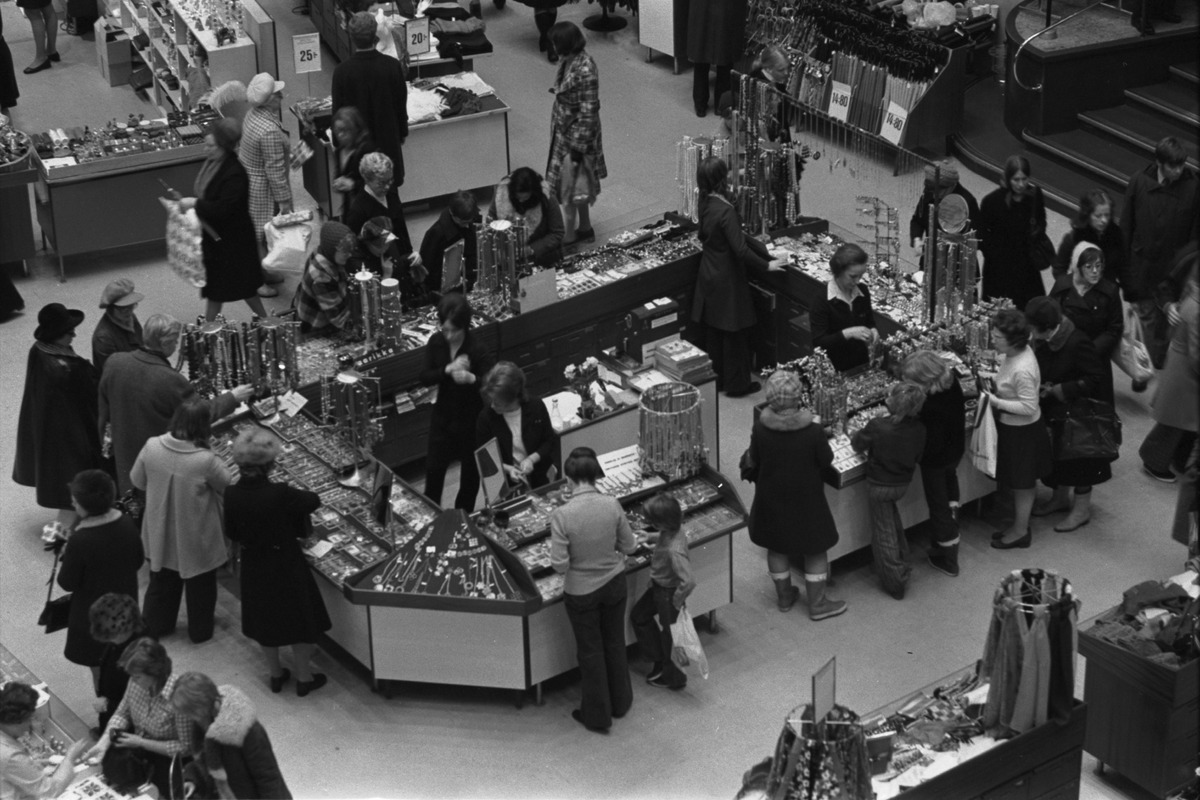 Ihmisiä ostoksilla joulusesongin aikaan Stockmannin tavaratalon ensimmäisessä kerroksessa korutiskien ääressä