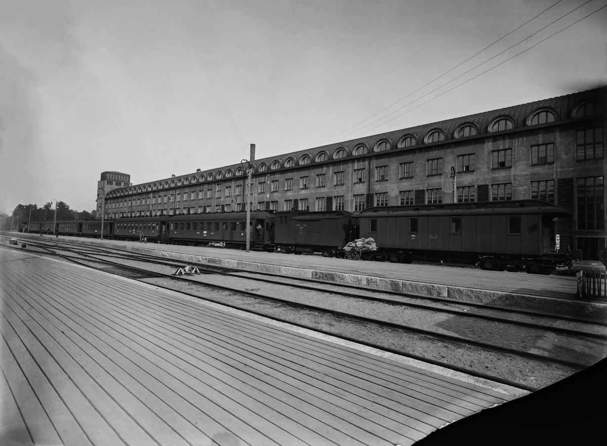 Päärautatieaseman (Kaivokatu 1) itäinen siipi valokuvattuna ratapihan puolelta