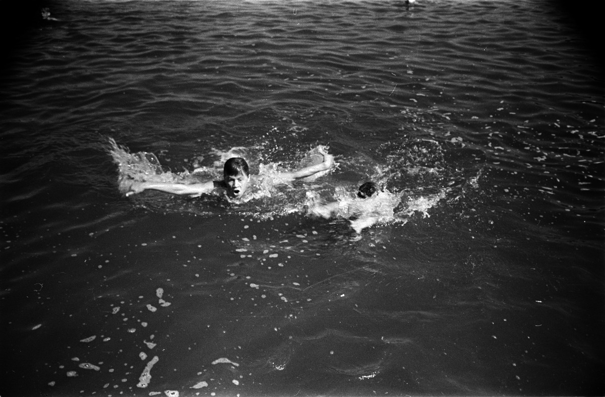 Lapsia uimassa Elannon työntekijöiden lasten kesäsiirtolassa Sompasaaressa