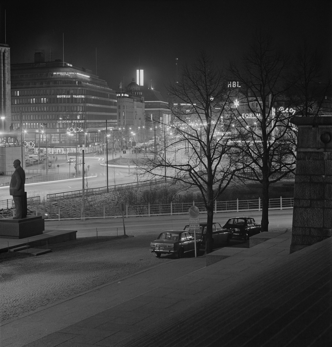 Näkymä Eduskuntatalon portailta kohti Mannerheimintien ja Arkadiankadun risteystä