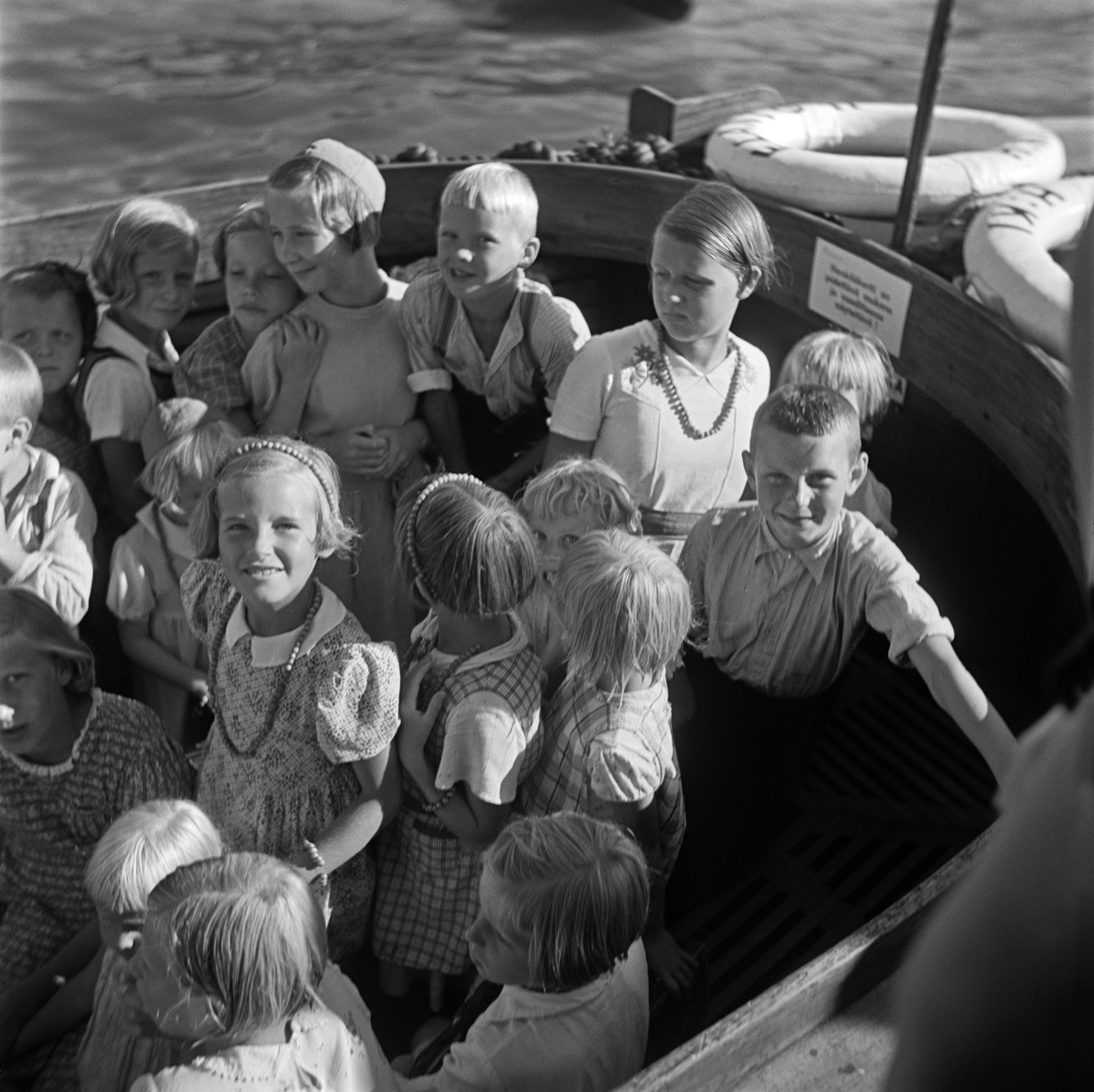 Lapsia Sompasaaren veneessä