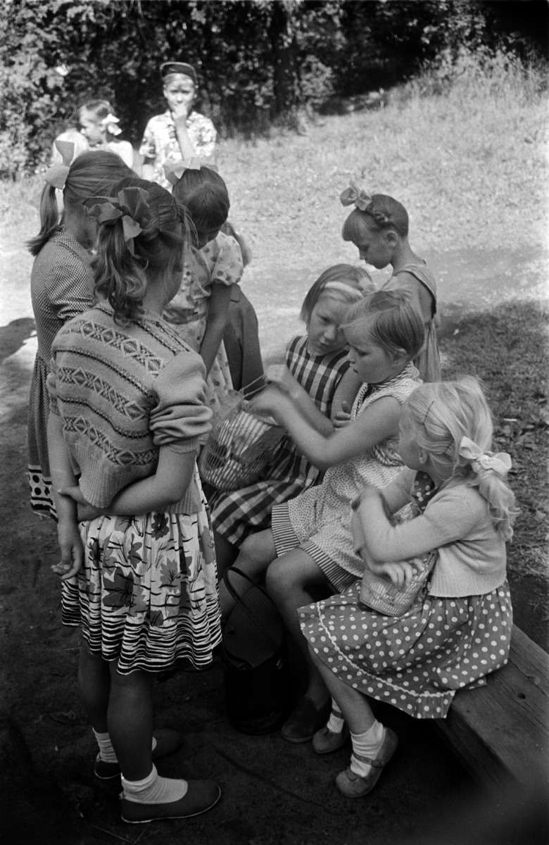 Lapsia Elannon työntekijöiden lasten Sompasaaren kesäsiirtolassa