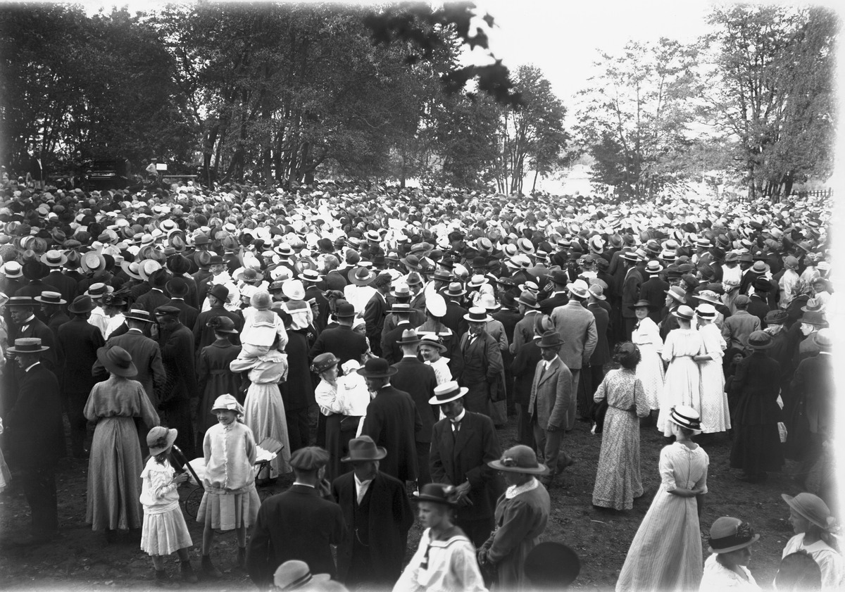 Väenkokous puistossa 1917?